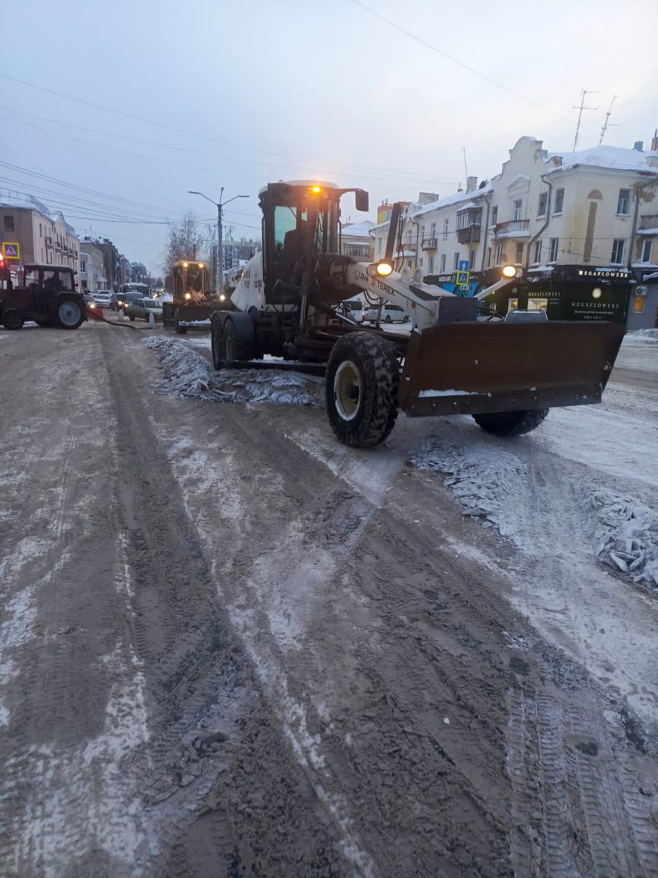 Работы по уборке города продолжаются