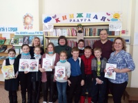 В детскую библиотеку поселка Горняк на встречу со школьниками приехала поэтесса Елена Сыч