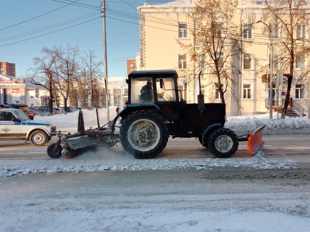 В Копейске продолжаются работы по расчистке дорог и тротуаров | 19.01.2024  | Копейск - БезФормата