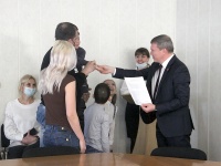 Глава города Андрей Фалейчик вручил молодым семьям свидетельства на выплату для приобретения жилья