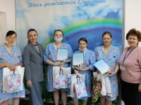 Сотрудники отдела ЗАГС от имени главы города поздравили мам с рождением детей