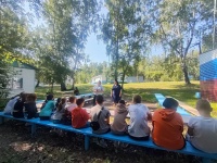 В период летних каникул сотрудники полиции Копейска проводят профилактические беседы в детских оздоровительных и школьных лагерях