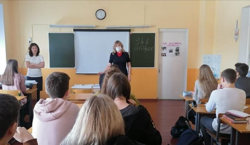Сотрудники Отдела МВД России по городу Копейску продолжают посещать учебные учреждения города в рамках профилактических мероприятий