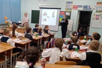 Сотрудник ГИБДД г. Копейска проводят уроки безопасности для школьников