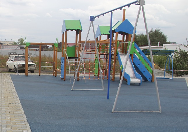 В поселке Октябрьском завершено строительство детской площадки