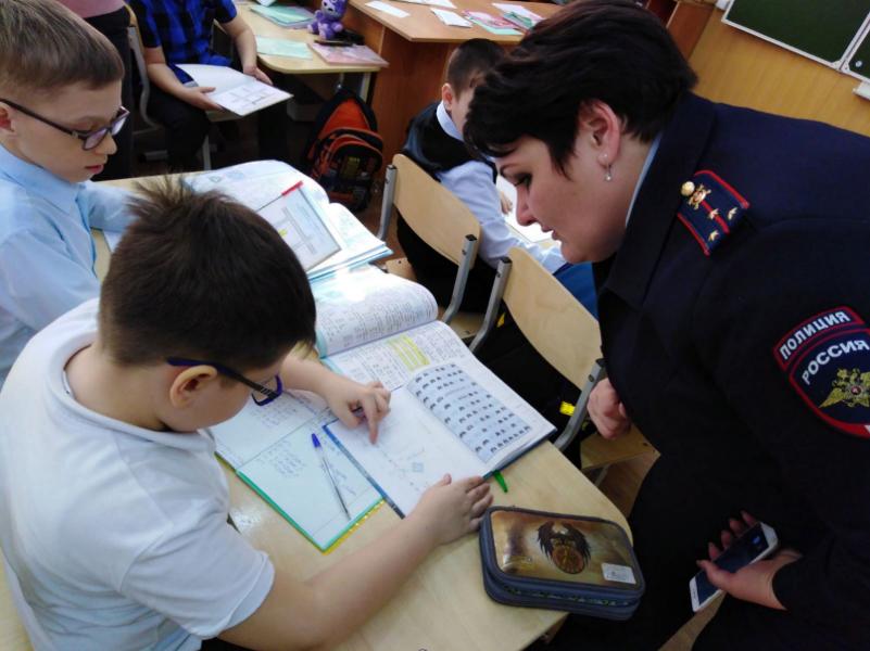 Инспектор ГИБДД проверила дневники у младших школьников 