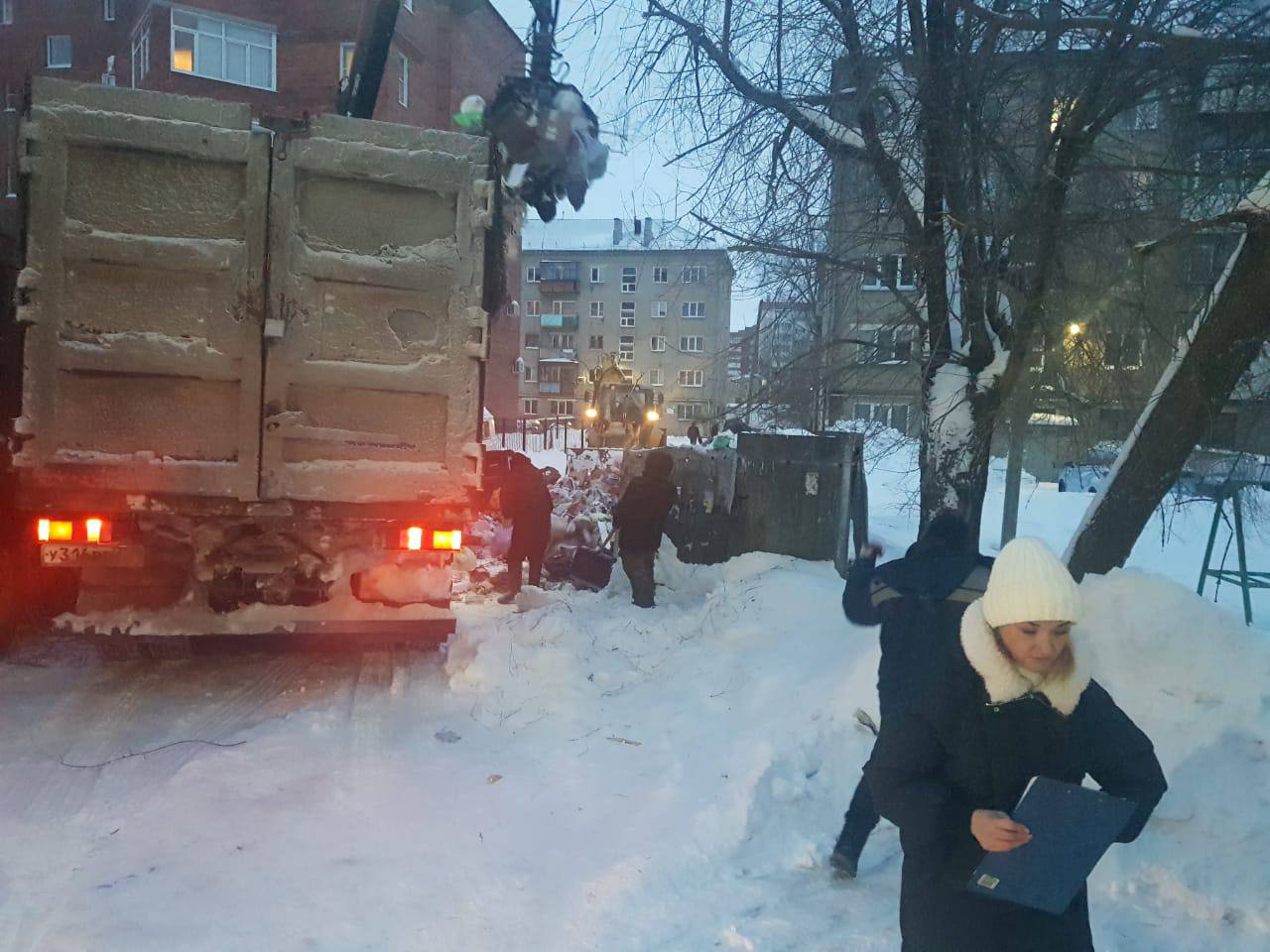 В Копейском городском округе продолжается уборка и вывоз мусора |  12.01.2024 | Копейск - БезФормата