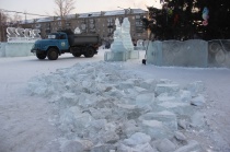 Вандалы разгромили ледовый городок и фонтан на площади Трудовой Славы