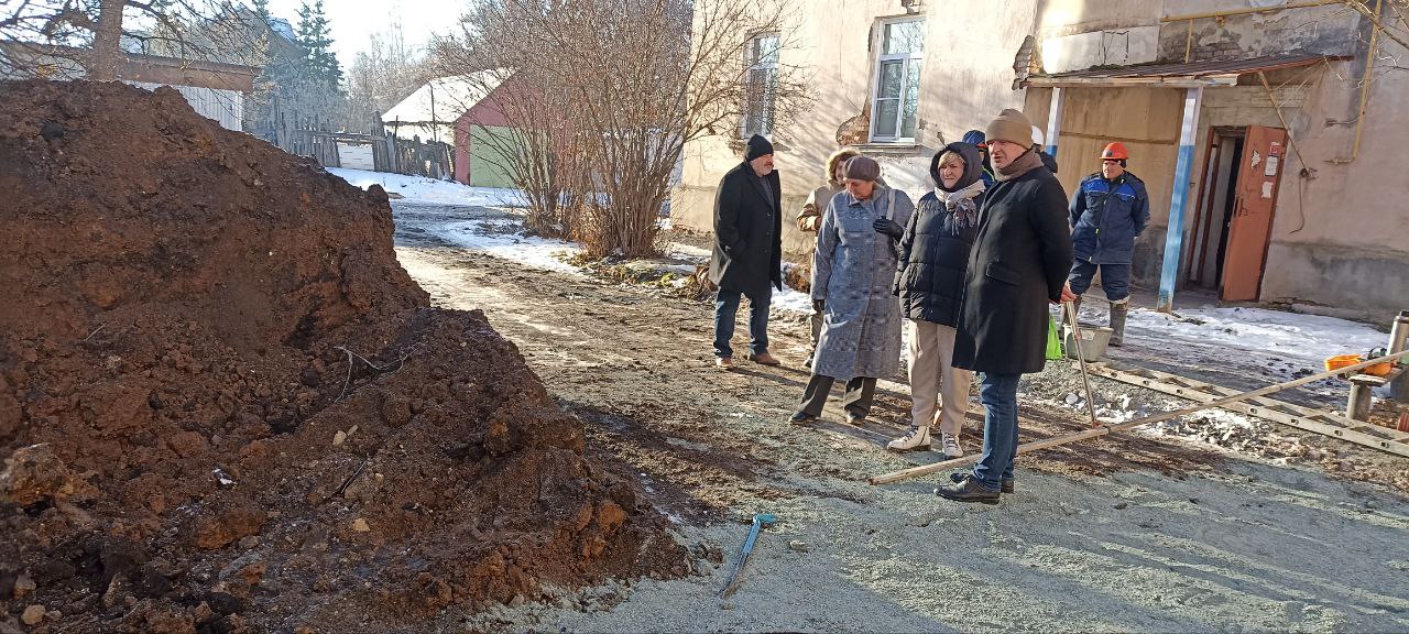 Глава Копейска проверила ход работ в поселке Вахрушево 