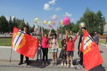 Волонтеры Копейска поздравили копейчан с Днем семьи, любви и верности и с юбилеем городского герба