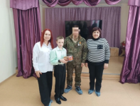 Участник специальной военной операции вручил подарок воспитаннику Детского дома 