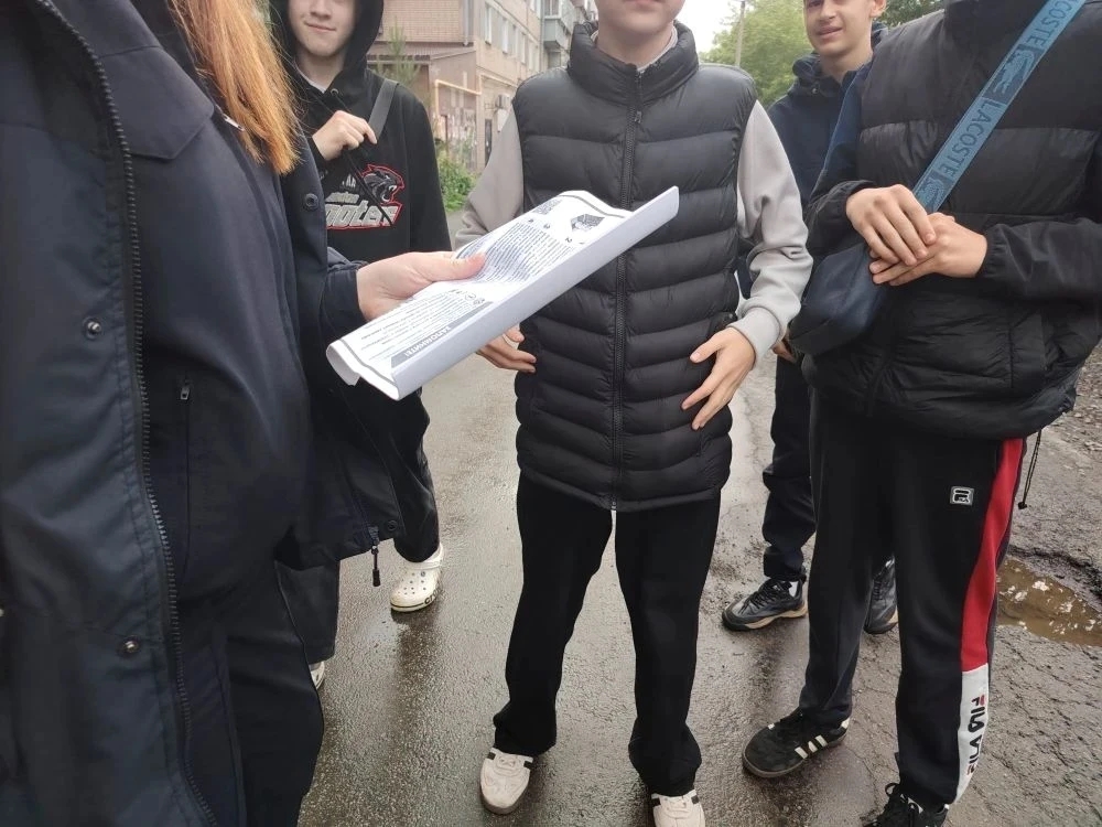 Копейские полицейские усиливают профилактику мошенничества: жителям вручают информационные памятки