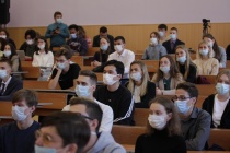 По решению губернатора Алексея Текслера все вакцинированные студенты на территории Челябинской области, вне зависимости от возраста, получат бесплатную трехмесячную подписку СберПрайм