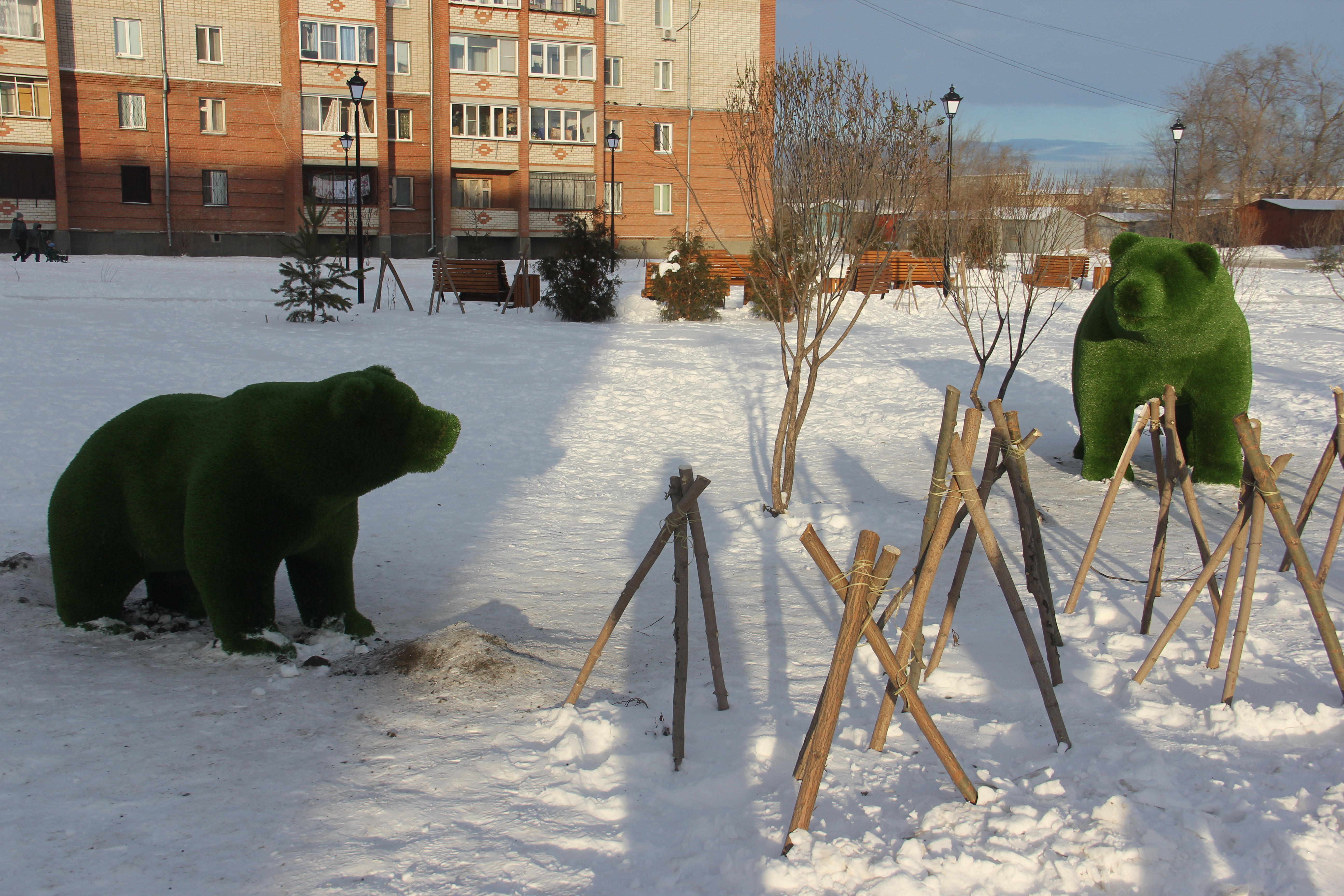 В копейских скверах появились дополнительные камеры и топиарии | 01.12.2022  | Копейск - БезФормата