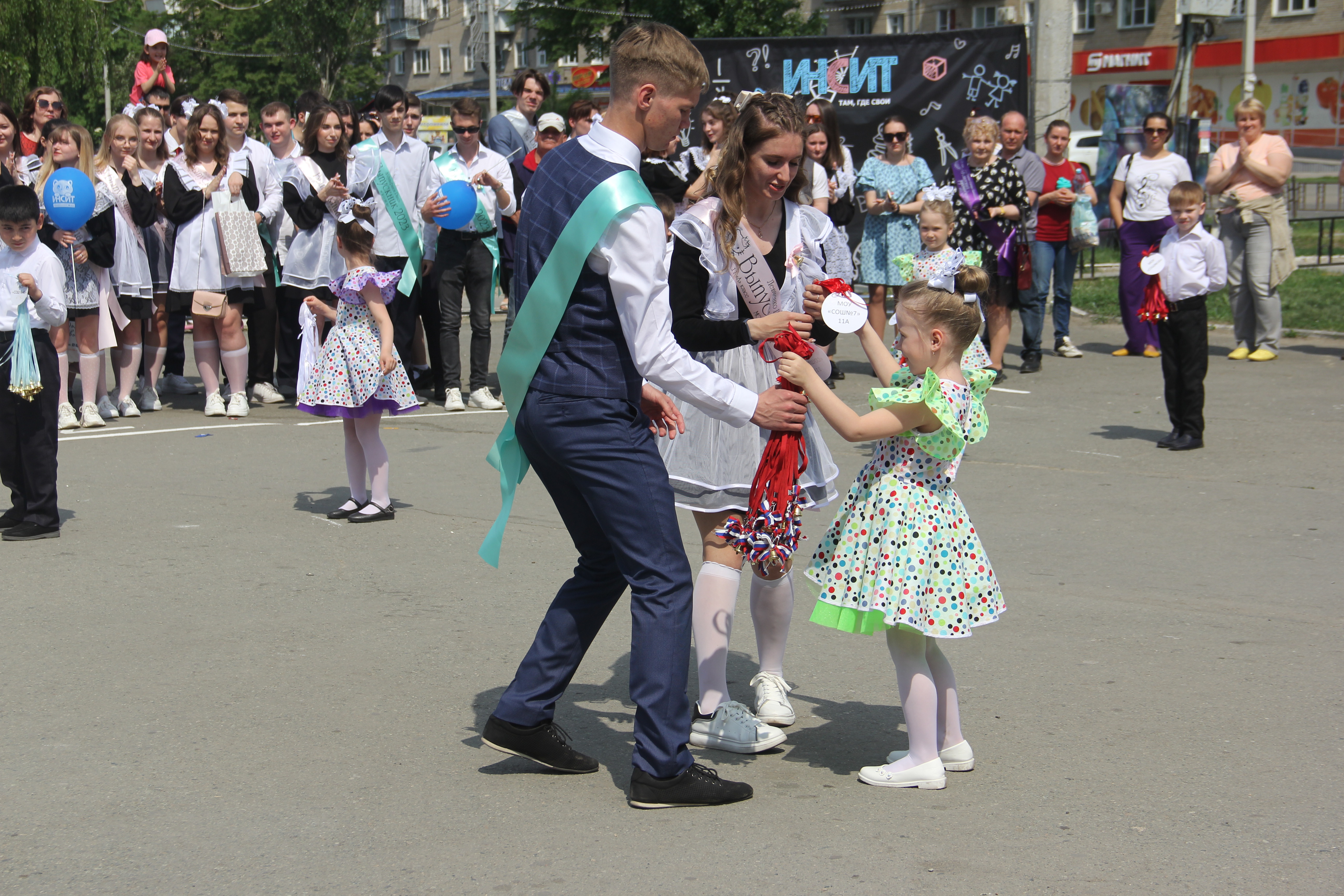 Для копейских выпускников прозвенел последний звонок | 23.05.2023 | Копейск  - БезФормата