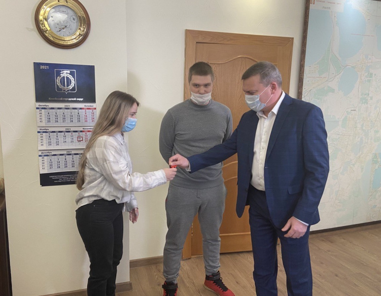 Глава Копейска Андрей Фалейчик вручил  ключи от новых квартир детям-сиротам