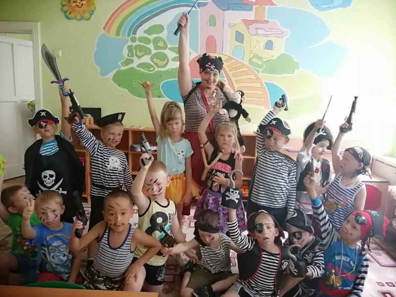 Сотрудников ГИБДД г. Копейска пригласили на День пиратов в Детский сад № 36.