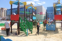 Детскую площадку на площади Трудовой Славы обновили