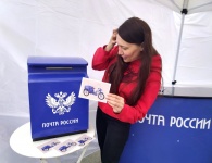 Гости фестиваля «Машина Времени» бесплатно отправили 2 000 открыток с мероприятия 