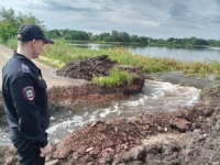 Сотрудники полиции города Копейска оказывают помощь жителям села Калачево, оказавшимся в зоне подтопления