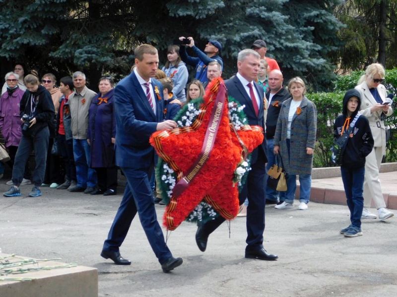 В День Победы глава города возложил цветы к Вечному огню