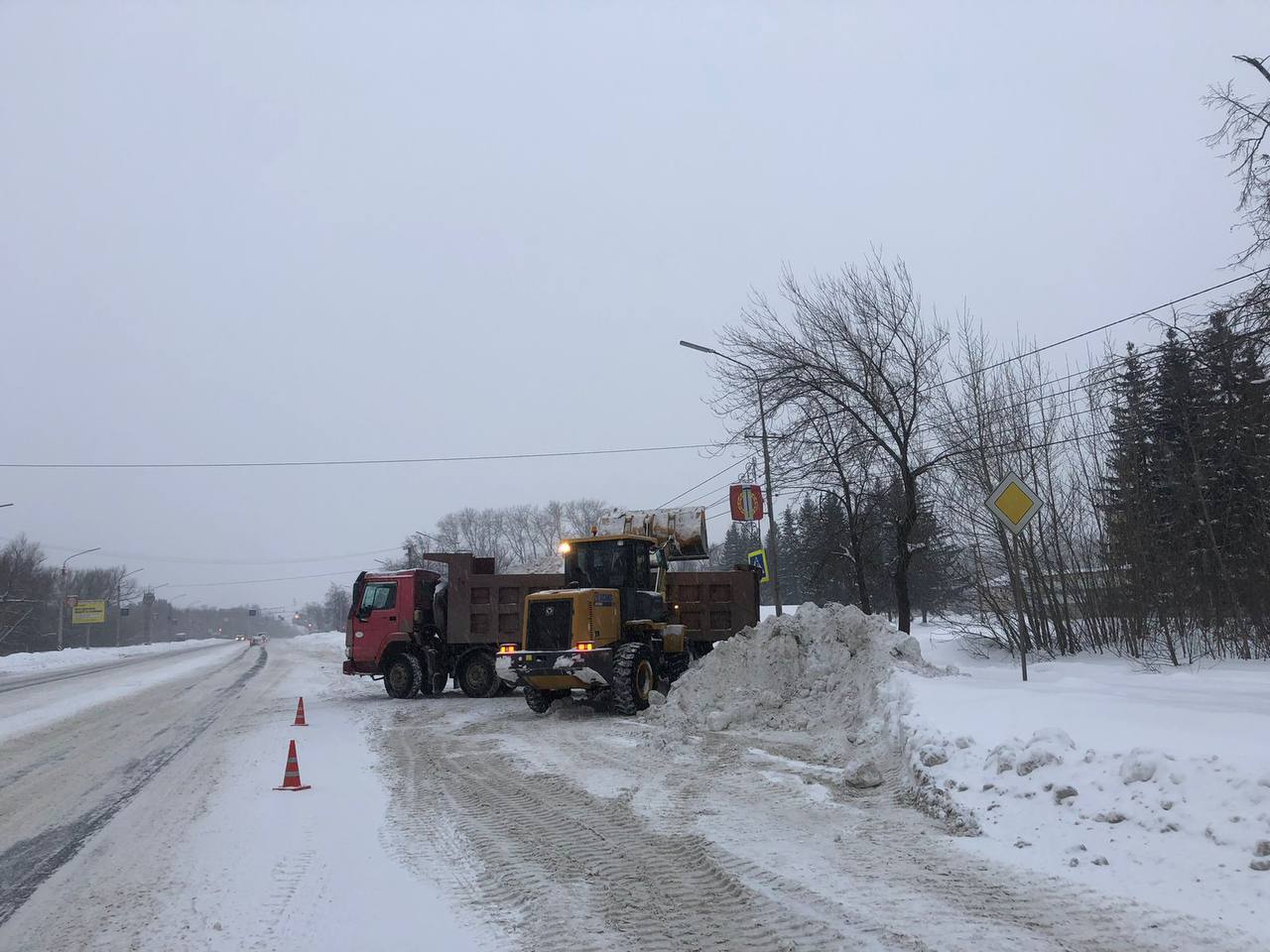 В Копейске продолжается уборка снега и мусора