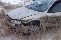 Водитель-девушка не справилась с управлением и выехала на полосу предназначенную для встречного движения