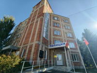 Полицейские Копейска спасли собаку, провалившуюся в коллектор