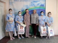 Замглавы по социальному развитию Светлана Логанова совместно с сотрудниками отдела ЗАГС поздравила мам новорожденных малышей 