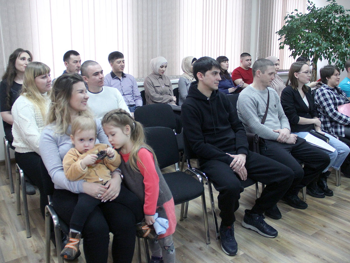 Молодые семьи получили свидетельства на покупку жилья | 28.02.2023 | Копейск  - БезФормата