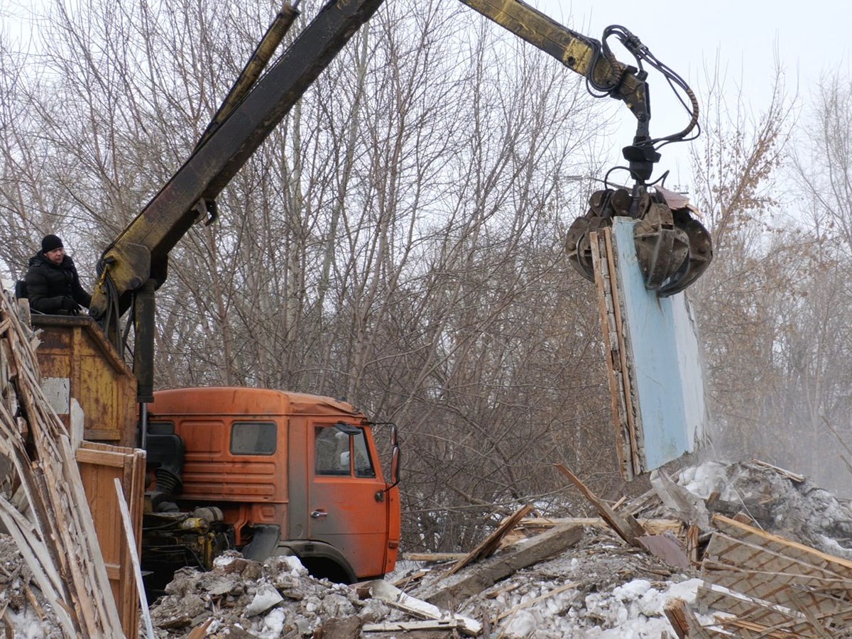 В Копейске продолжается снос ветхих расселенных домов