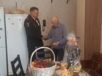 Полицейские Копейска поздравили ветерана Ивана Ивановича Конченкова с Днем Победы