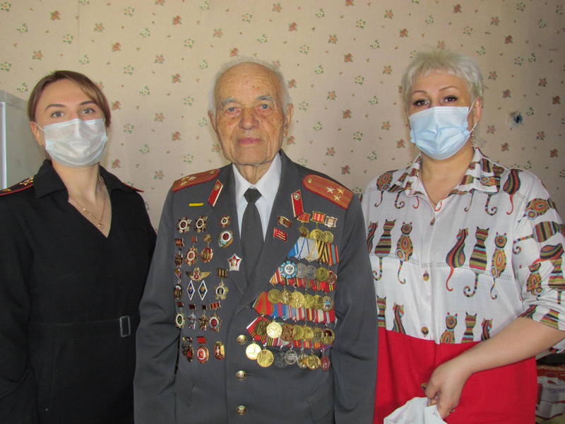Сотрудники Отдела МВД России по городу Копейску поздравили 94-летнего ветерана с Днем Победы