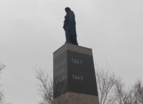 Отремонтированный мемориал в поселке Горняк сдадут в конце апреля
