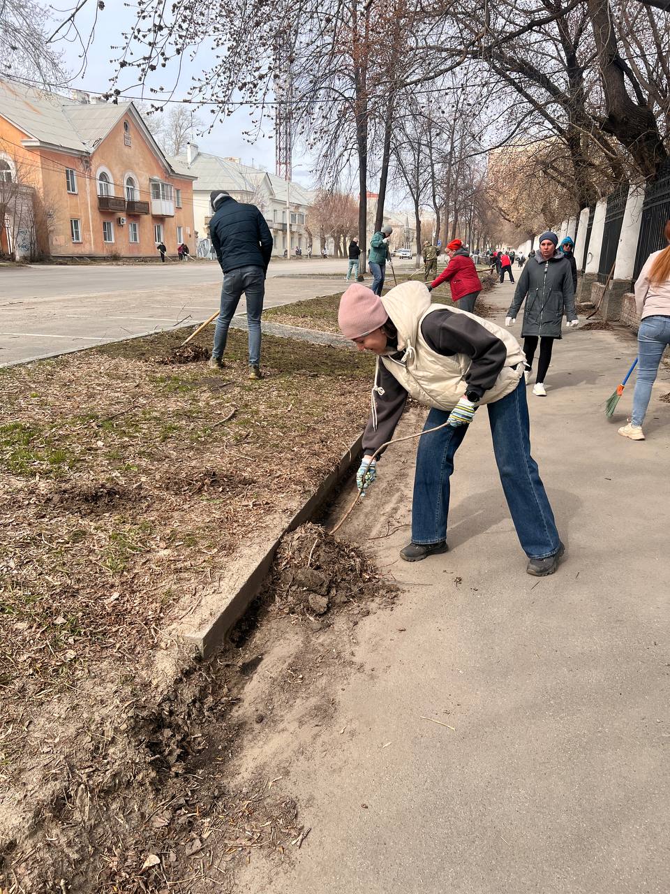Сотрудники администрации Копейского городского округа вышли на субботник