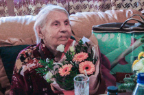 Министр поздравила копейчанку Валентину Ильиных с 90-летием