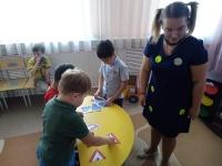 Ещё одно увлекательное занятие по ПДД организовали воспитатели детского сада № 5