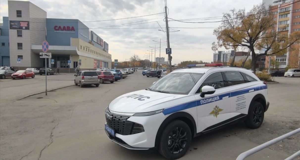 Полиция Копейска информирует жителей о мошенниках через громкоговорящую связь