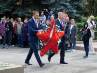 В День Победы глава города возложил цветы к Вечному огню