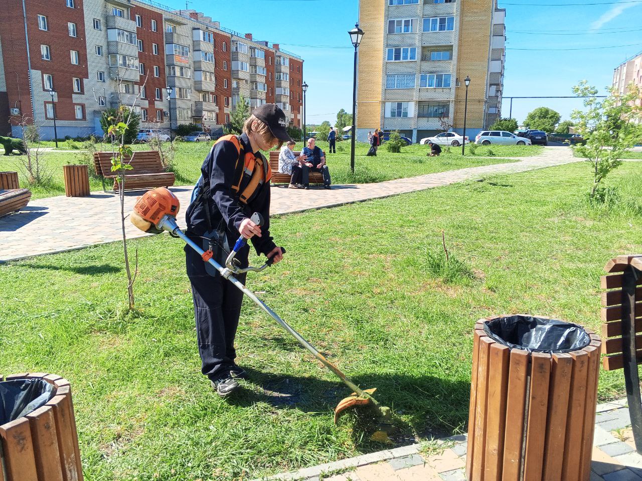 В Копейске продолжаются работы по покосу травы