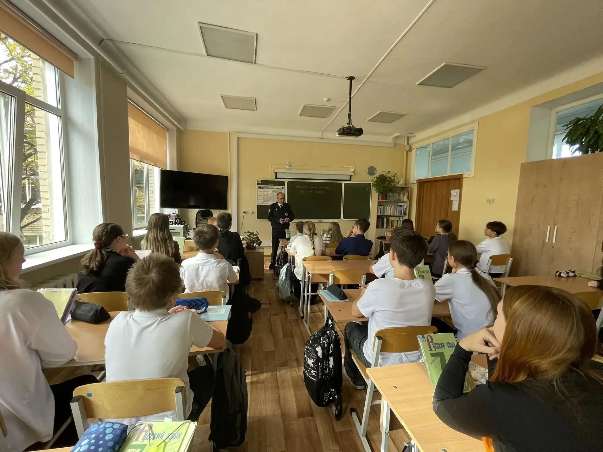Сотрудник полиции Копейска провёл урок о буллинге в школе № 13 в рамках Недели безопасности