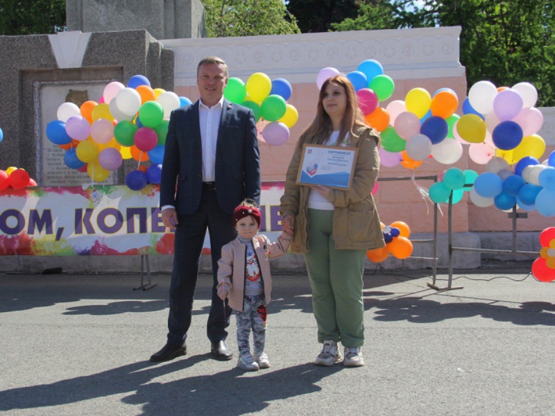 Глава Копейска Андрей Фалейчик поздравил маму тройняшек