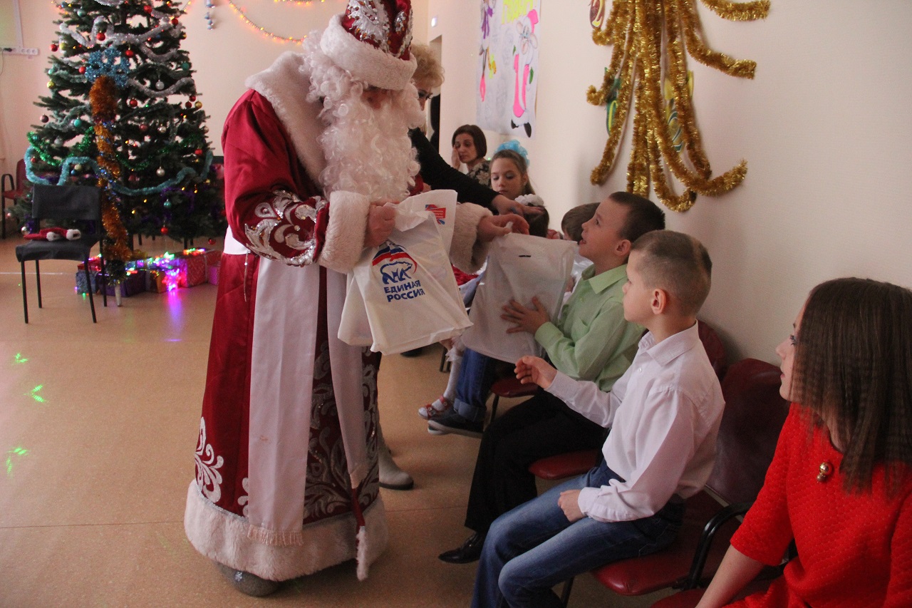 Депутаты поздравили воспитанников детского дома | 29.12.2022 | Копейск -  БезФормата