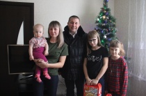 Депутат Заксобрания Денис Сазонтов привез новогодние подарки копейским детям