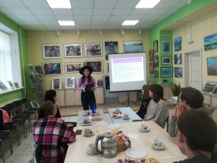 Молодёжь в библиотеке вновь на арт-дискуссии!