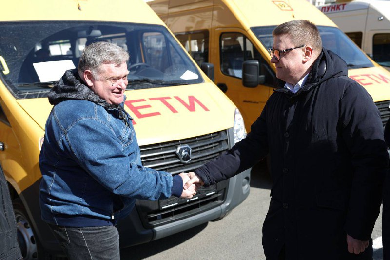 Губернатор Челябинской области Алексей Текслер принял участие в передаче муниципалитетам новых школьных автобусов, передвижных фельдшерско-акушерских комплексов и автомобилей скорой медицинской помощи