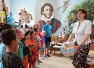 В детской библиотеке посёлка Горняка провели познавательно-экологическую программу посвящённую Всемирному дню китов и дельфинов