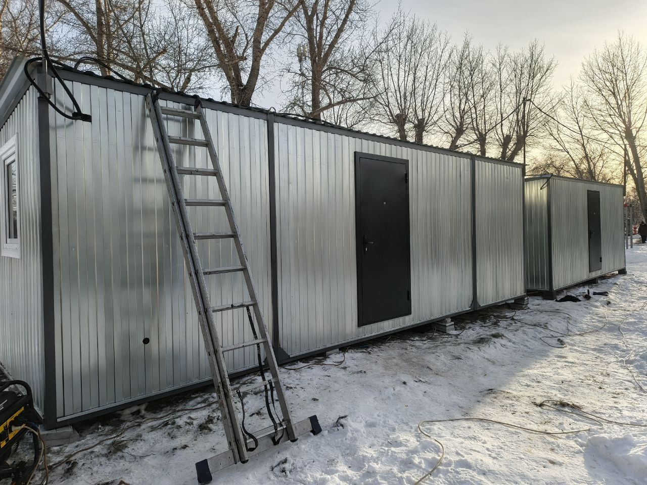 На стадионе в поселке Потанино оборудуются новые теплые раздевалки