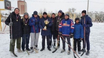 Копейские полицейские сыграли в хоккей в валенках