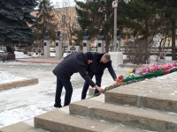 В День Героев Отечества глава Копейского городского округа Андрей Фалейчик возложил цветы к памятнику шахтерам-красногвардейцам 
